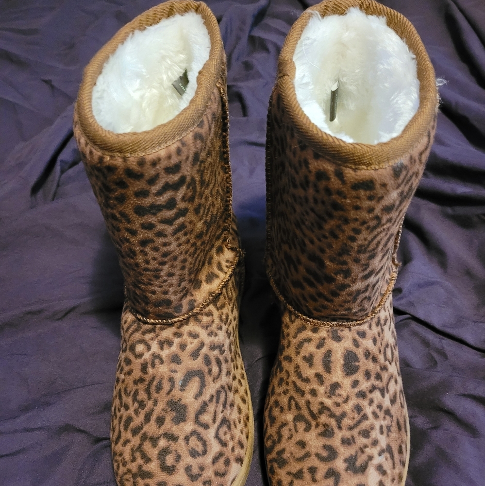 Dawgs leopard prints boots. Girls size 6/36